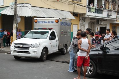 Personal de Criminalística acudió al sitio a realizar el levantamiento del cadáver.