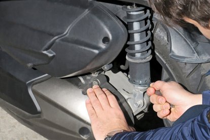 Una llave  es necesaria para dar vuelta al anillo que regula la suspensión, aunque, con ingenio, se puede hacer manualmente.