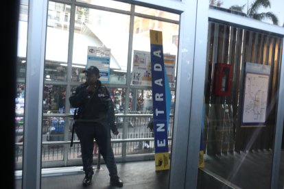 En la parada Bahía aún faltaba instalar los letreros y las puertas no funcionaron.