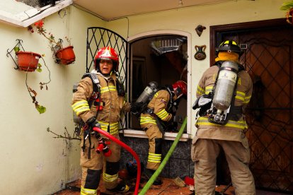 Por este lugar ingresaron los bomberos porque la dueña de la casa no contaba con las llaves.