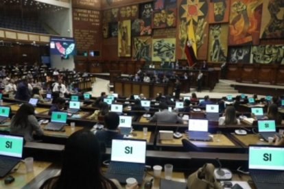 Obligar a algunas de estas entidades a transformarse en bancos privados es una medida que atenta contra su independencia