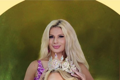 En Quito recibió la banda y corona.