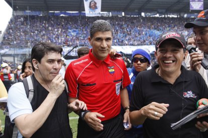 El ecuatoriano Alfredo Intriago (c) fue árbitro FIFA