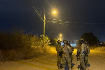 Contingente militar está resguardando la zona.