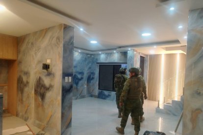 La casa es lujosa y cuenta con acabados finos.