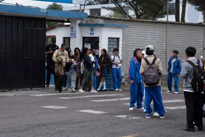 Los padres de familia de los estudiantes están preocupados por la situación en el colegio.