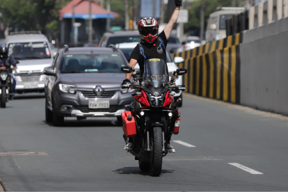 Esteban llegando junto a 'La Colorada' a Diario Extra.
