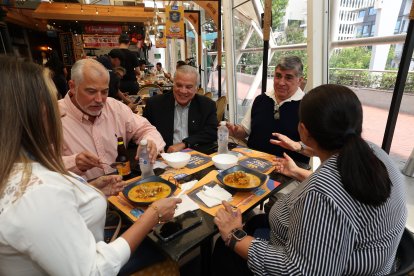 Ni el intenso sol de Guayaquil impide que muchos disfruten de un plato de sopa caliente.