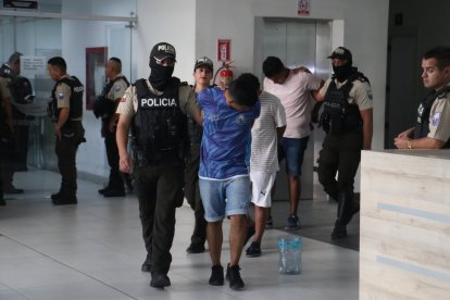 La droga, armas, municiones y placa modificada encontradas en el sitio de las aprehensiones.