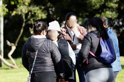 Los representantes de las familia se reúnen fuera del colegio para dialogar con autoridades.