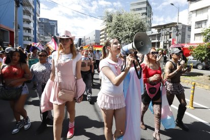 Participantes del Orgullofff avanzan por la avenida Amazonas con banderas, pancartas y vestuarios coloridos que expresan orgullo, resistencia y diversidad.