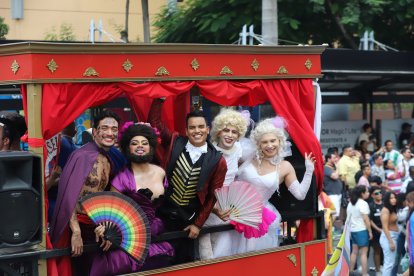 Los carros temáticos recorrieron el Malecón y otras calles del centro de la urbe.