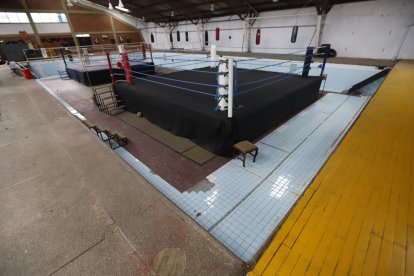 Así luce el interior del gimnasio de boxeo de San Roque, que estuvo destinado a ser piscina.