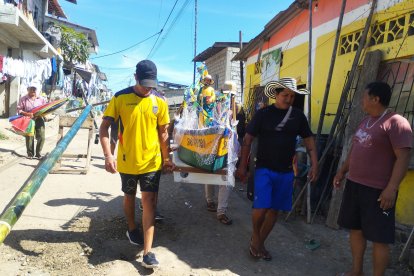 Los pescadores recorren con la imagen de San Pedro por toda su comunidad