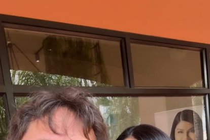 Hace cuatro años se casó con la maquillador Gisella Flores, de 32 años.