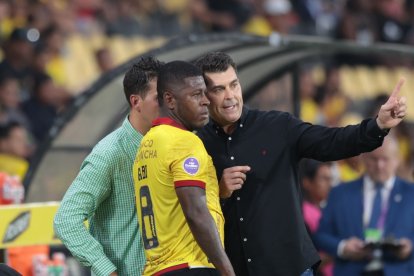 Ismael Rescalvo (d) da indicaciones al mediapunta Gabriel ‘Loco’ Cortez, quien ingresó al minuto 90 ante Libertad.