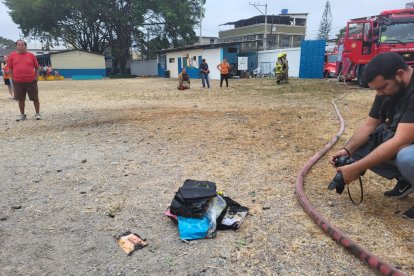 Padres de familia observan con tristezas los útiles de sus hijos.