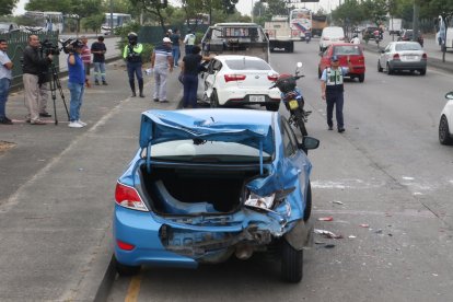 Dos personas resultaron heridas mientras intentaban remolcar un coche dañado en plena autopista.