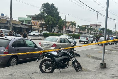 El cuerpo del motociclista quedó tendido en la acera, junto a su vehículo.
