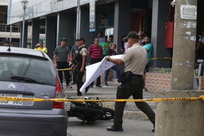 El cuerpo quedó junto a la motocicleta.