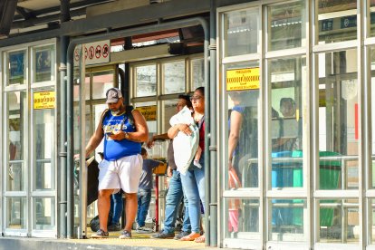 Usuarios se exponen a caídas y asaltos a diario por fallas en las puertas de acceso.