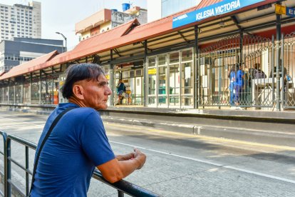 Franklin Pineda, usuario habitual, da su opinión sobre estas fallas, frente a la estación Iglesia de la Victoria.