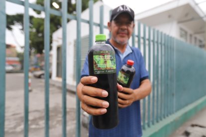 Raúl ofrece los productos en los exteriores del Hospital Teodoro Maldonado, en el sur de Guayaquil.
