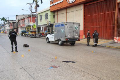 Lugar del ataque armado en la avenida de Los Ángeles, Guayaquil, donde un guardia de seguridad falleció y otro resultó herido tras un violento atentado.