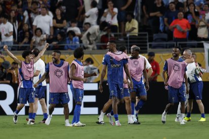 Jugadores de Al Hilal festejan el sorprendente triunfo 4-3 sobre Manchester City en el Mundial de Clubes
