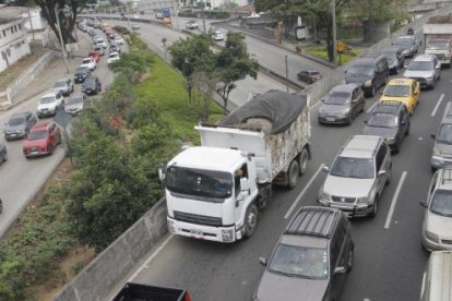 Cruce de las avenidas del Bombero y Carlos Julio Arosemena, donde la congestión vehicular es intensa sobre todo en las primeras horas de la mañana.