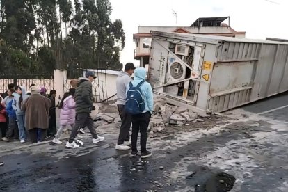 El tráiler se volcó en la curva de la Manzana de Oro y aplastó a Bella Esparza, quien caminaba junto a su hijo de seis años.