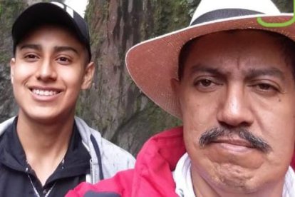 Un recuerdo familiar: Julio junto a su padre, compartiendo un momento especial.