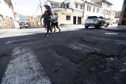 En La Vicentina, centro norte de Quito, hay varios tramos que necesitan mantenimiento.