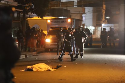 Tres personas resultaron acribilladas en la balacera.