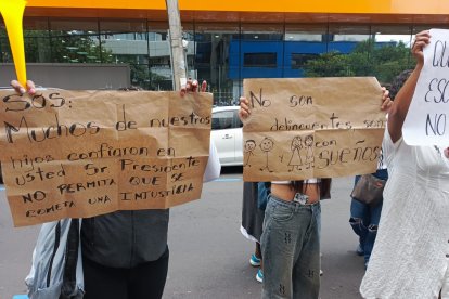 Familiares de algunos de los detenidos hicieron un plantón e indicaron que sus parientes fueron manipulados.