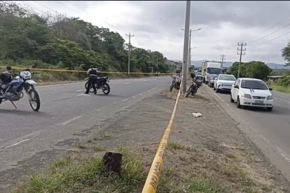 Un policía fue asesinado en la vía Portoviejo-Montecristi.