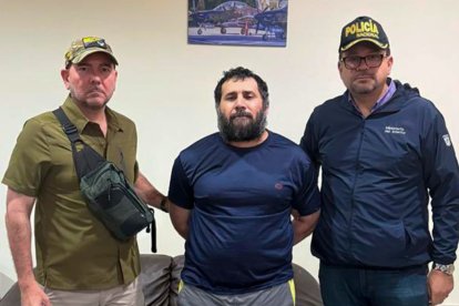 El ministro de Defensa, Giancarlo Loffredo, y el del Interior, John Reimberg, aparecieron junto a Fito tras su captura.