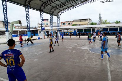 Alumnos de la Escuela 3 de Julio, en uno de los patios donde aún se dan clases.