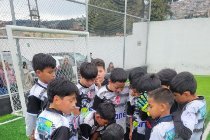 Leidy Ayoví platica con sus alumnos antes de un cotejo.