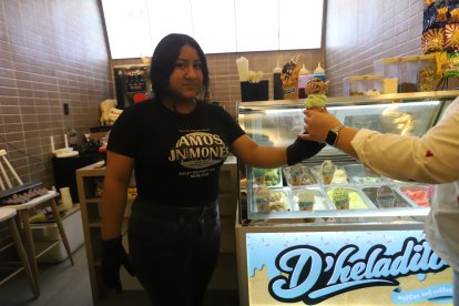 La heladería, en cambio, llama la atención con muñecos en 3D.