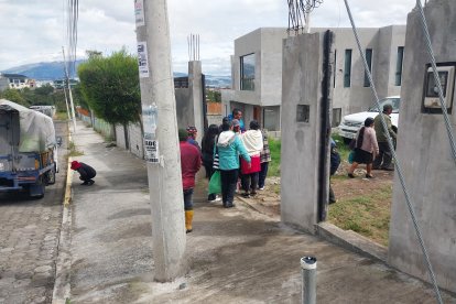 La gente fue a la casa de Pifo, oriente de Quito, para despedir a la fallecida de El Tambo.