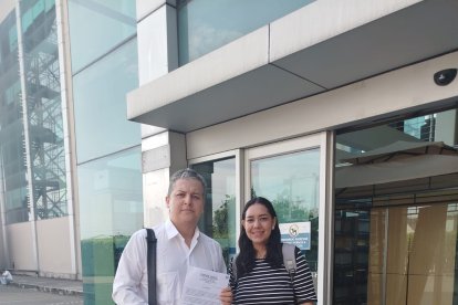 Verónica junto a su abogado, Diego Bastidas, justo después de presentar la medida cautelar.