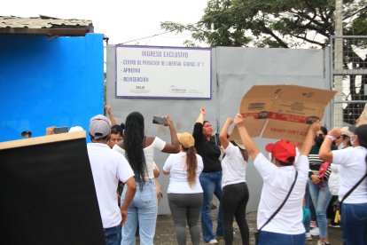 Como protesta, una mujer cubrió su rostro con su propia sangre, que se extrajo afuera 

de la ‘Peni’.