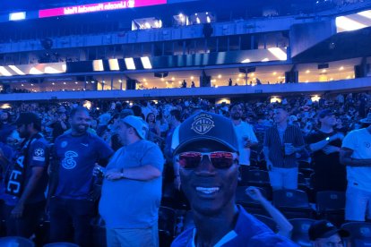 Marco Caicedo, hermano de Moisés, disfruta de los partidos del Mundial de Clubes desde las tribunas de los estadios donde juega Chelsea.