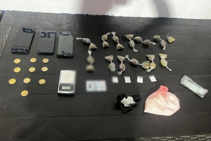 También se halló dinero, balanzas y gran cantidad de droga.