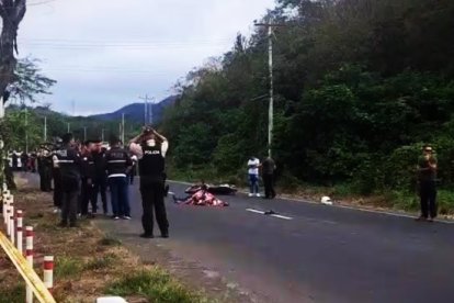 Debido al crimen, la vía debió ser cerrada hasta que se realizó el levantamiento del cadáver.