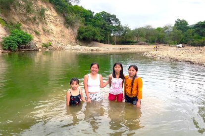Algunos visitantes que llegan a la Poza del Amor aprovechan para bañarse.