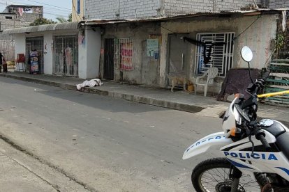 Alias Manaba quedó tendido en la calzada tras ser baleado.