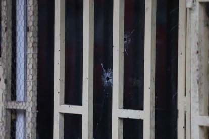 Orificios provocados por disparos quedan en una vivienda del barrio de Mikel.