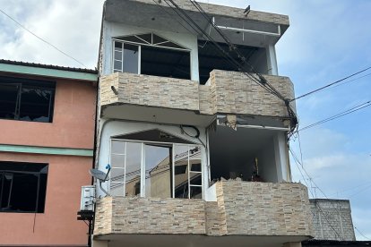 La onda explosivo afectó a ventanales y estructuras metálicas de las casas.